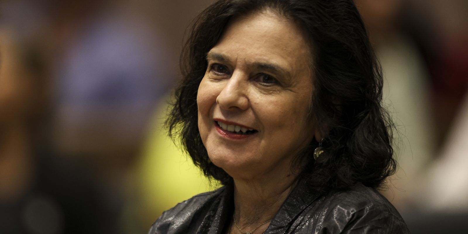 Nísia Trindade lança livro sobre bastidores da covid-19